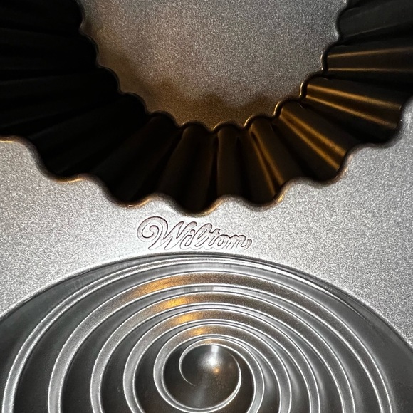 Wilton Dimensions Giant Cupcake Pan - Picture 8 of 11